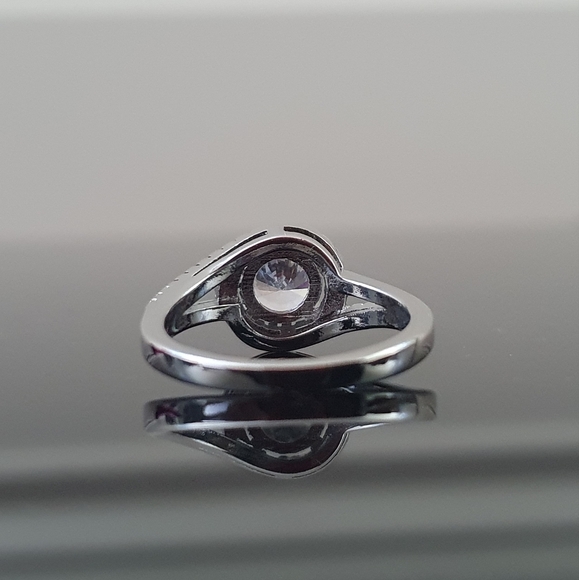 Pretty Assymetryc Round Diamond Ring - Picture 3 of 3
